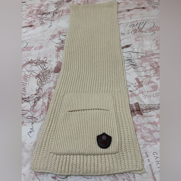 UGG Ivory scarf. - Picture 5 of 11